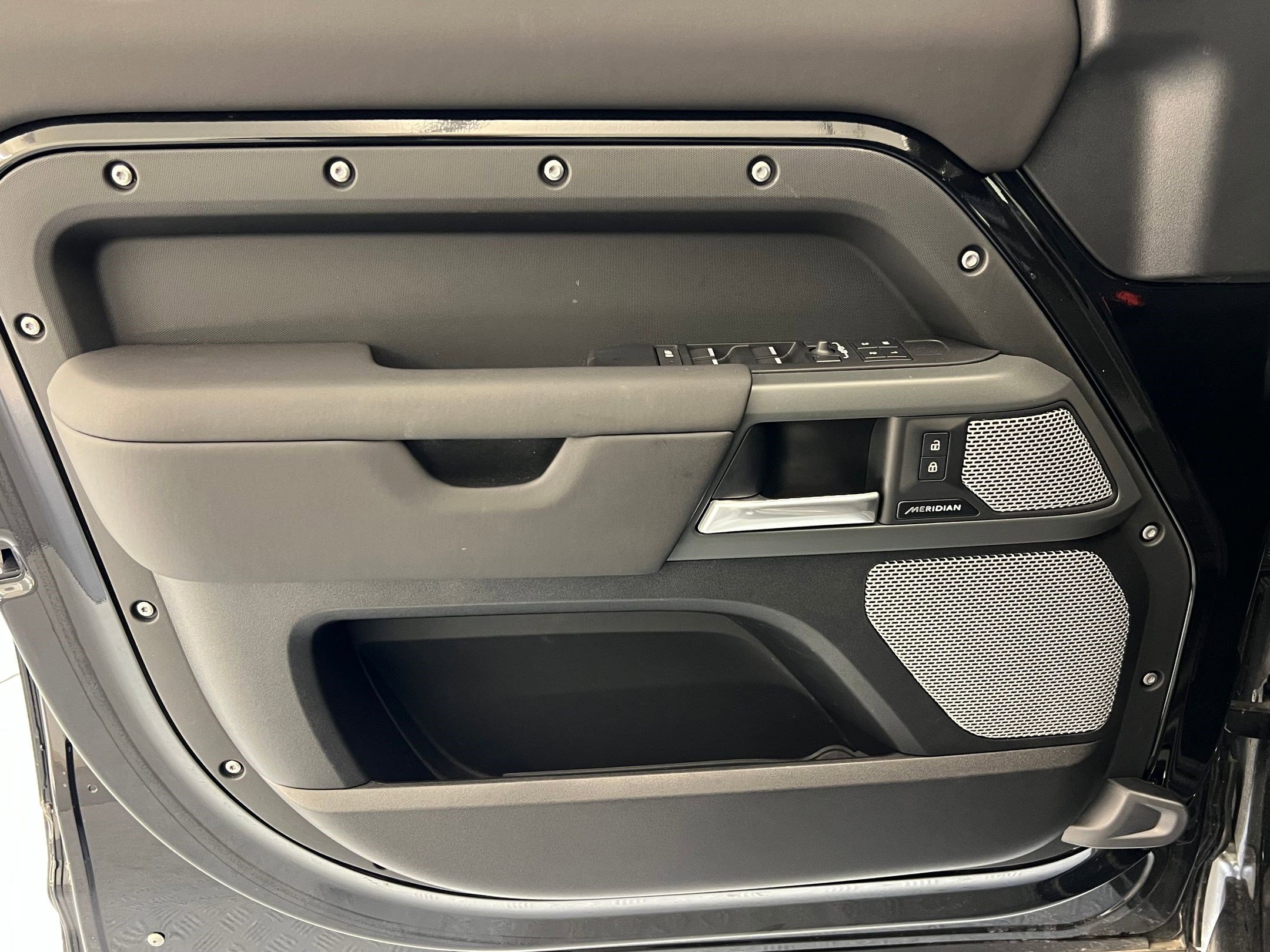 Used 2024 Land Rover Defender 130 X-Dynamic SE image 12