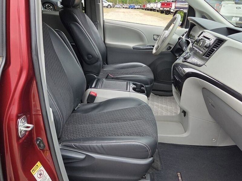 Used 2014 Toyota Sienna SE FWD image 17