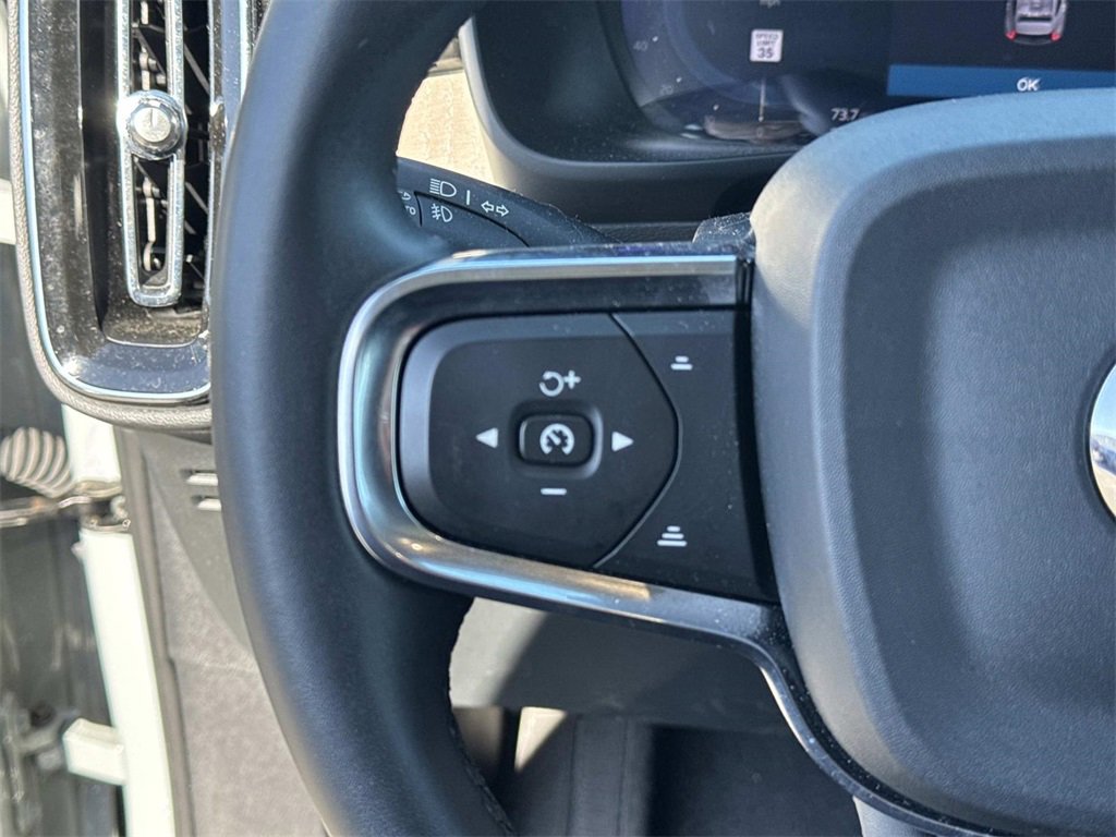 Used 2024 Volvo XC40 B5 Plus image 38