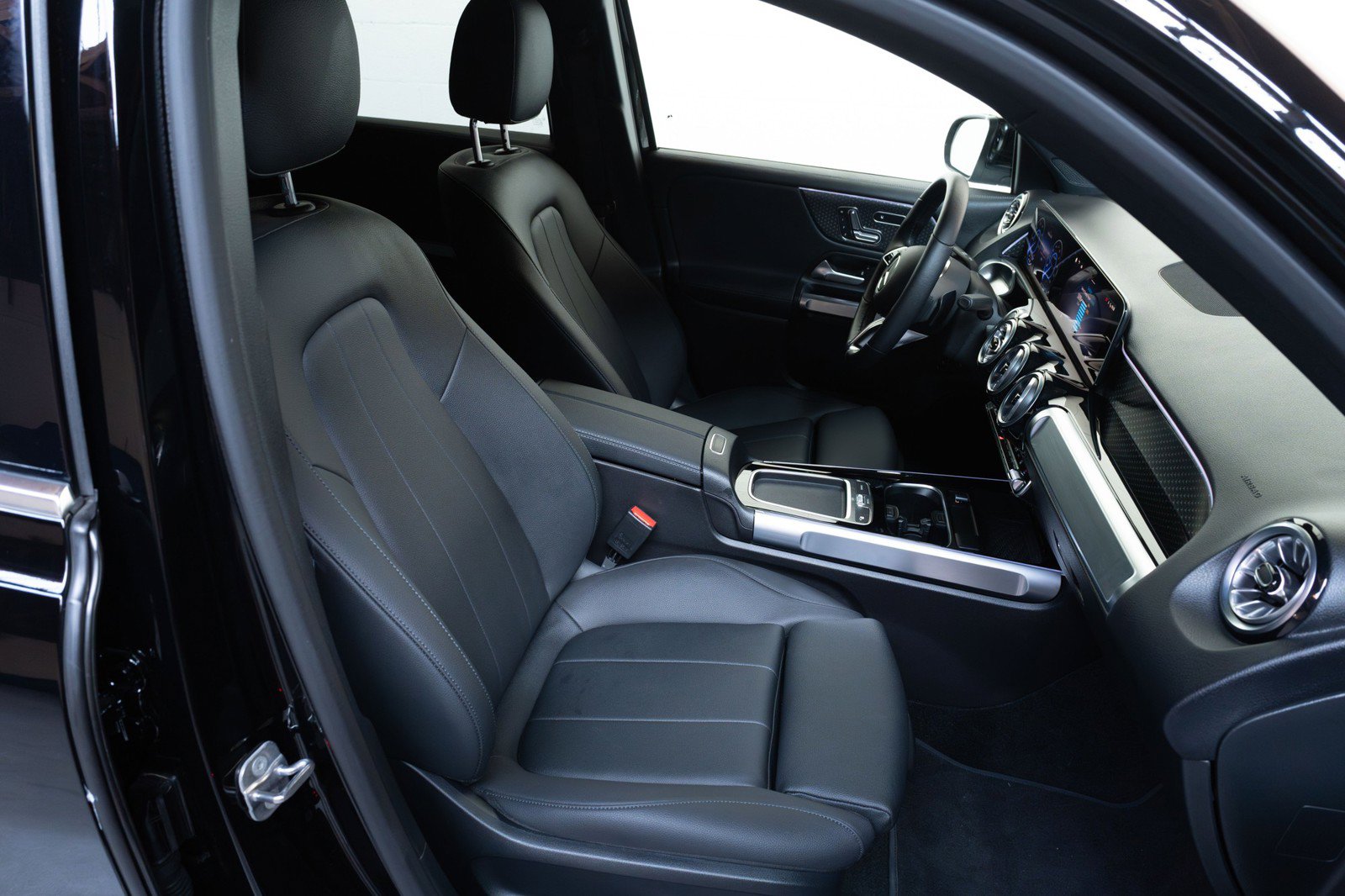 Used 2024 Mercedes-Benz EQB 300 4MATIC image 18