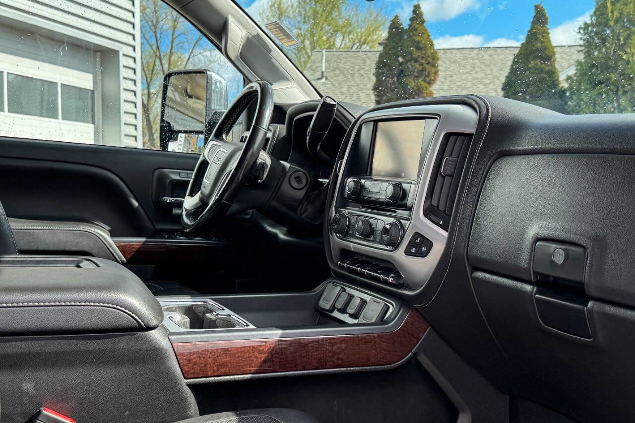 Used 2019 GMC Sierra 2500 SLT w/ Duramax Plus Package AWD/4WD image 16