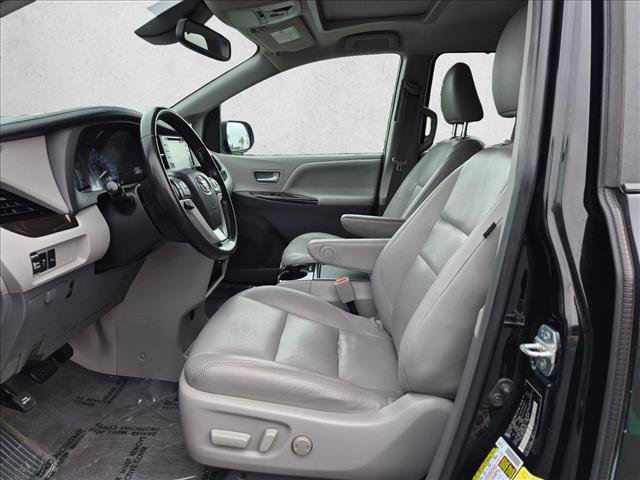 Used 2018 Toyota Sienna XLE w/ XLE Navigation Package FWD image 16