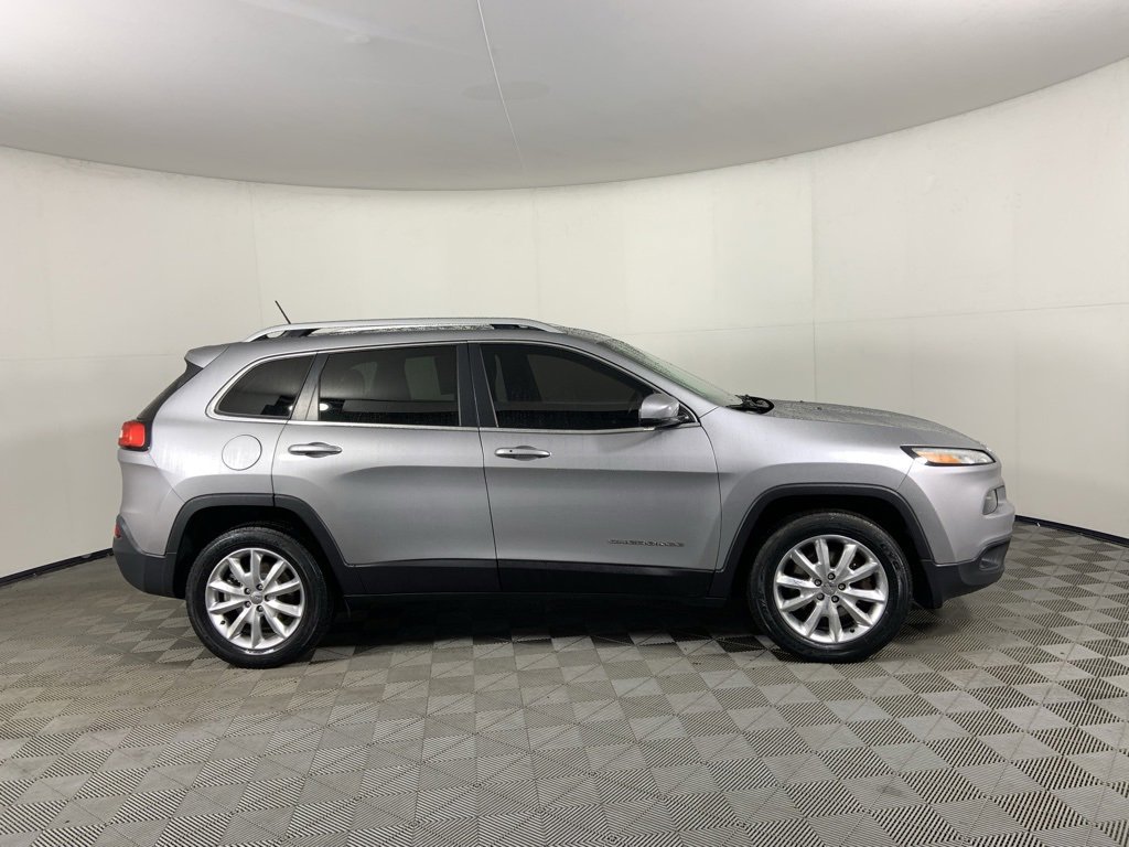 Used 2016 Jeep Cherokee Limited image 2