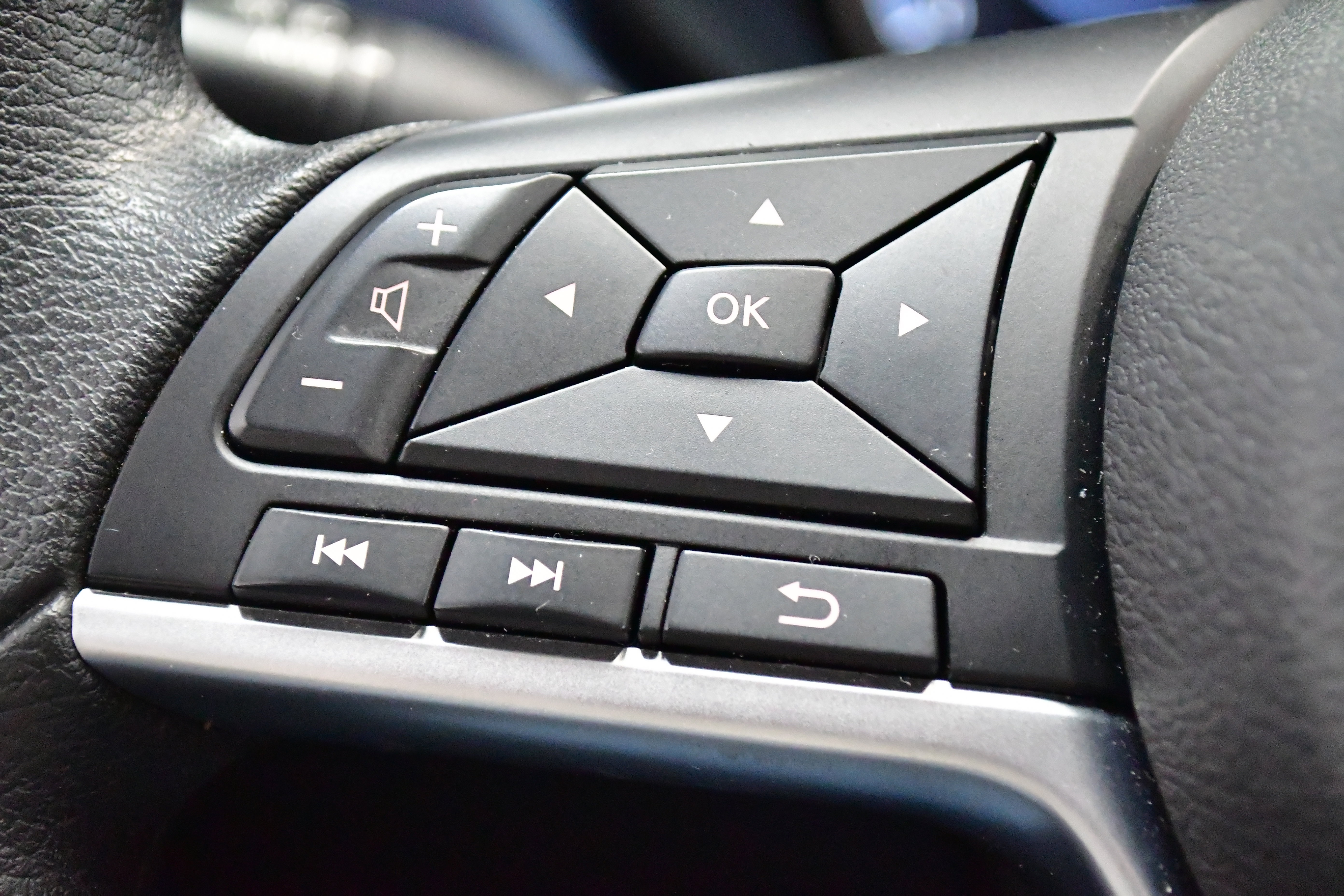 Used 2025 Nissan Versa SV image 38