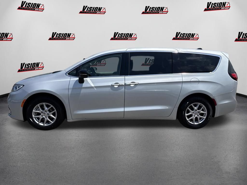 Used 2024 Chrysler Pacifica Touring-L FWD image 10