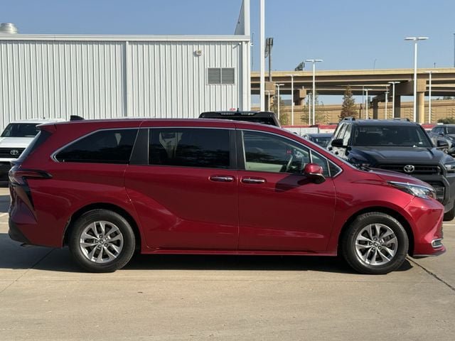 Used 2022 Toyota Sienna XLE FWD image 3