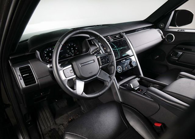 Used 2025 Land Rover Discovery S image 17