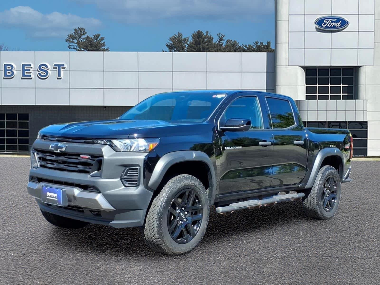 Used 2024 Chevrolet Colorado Trail Boss w/ Technology Package AWD/4WD image 1