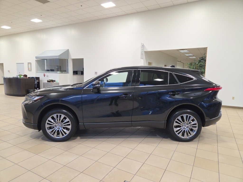 Used 2023 Toyota Venza Limited image 2