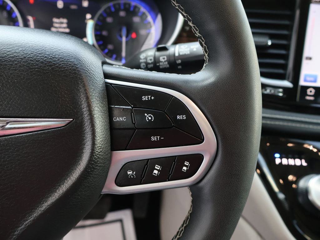 Used 2024 Chrysler Pacifica Limited image 30