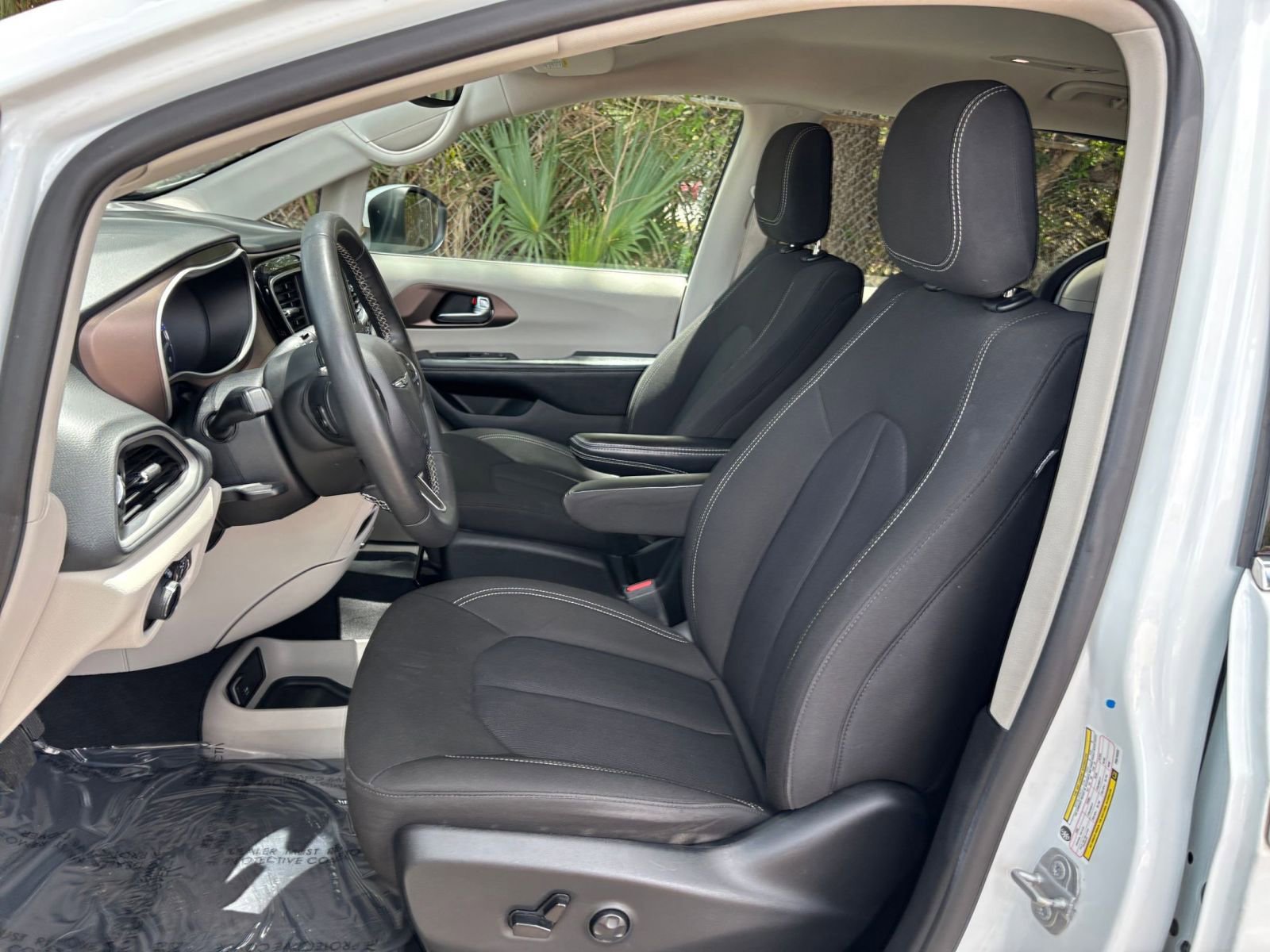 Used 2023 Chrysler Voyager LX FWD image 39