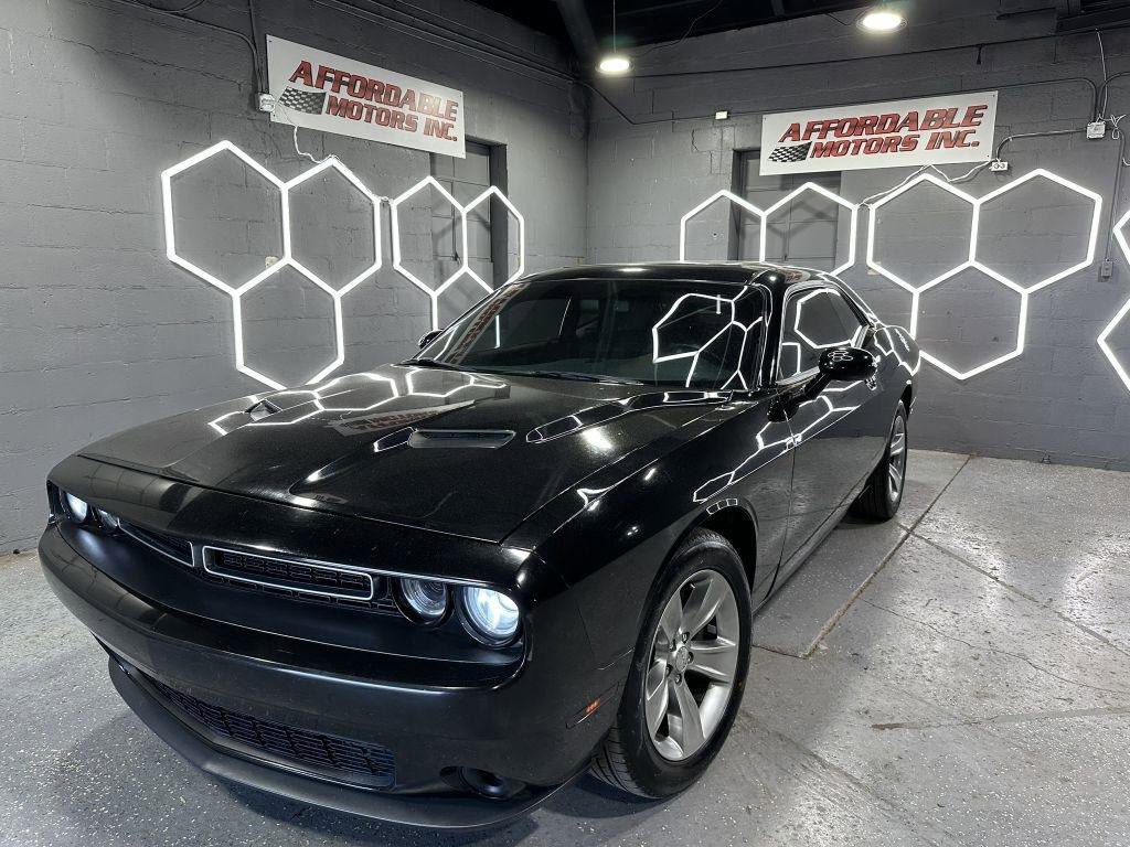 Used 2017 Dodge Challenger SXT RWD image 4