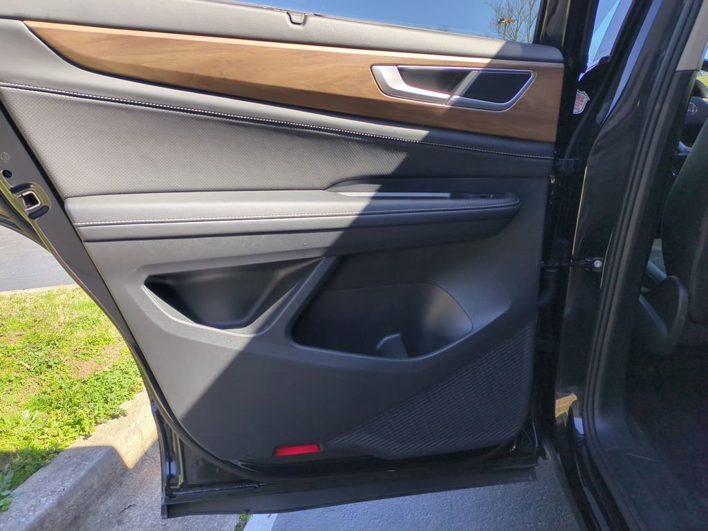 Used 2025 Volkswagen Atlas SE image 26