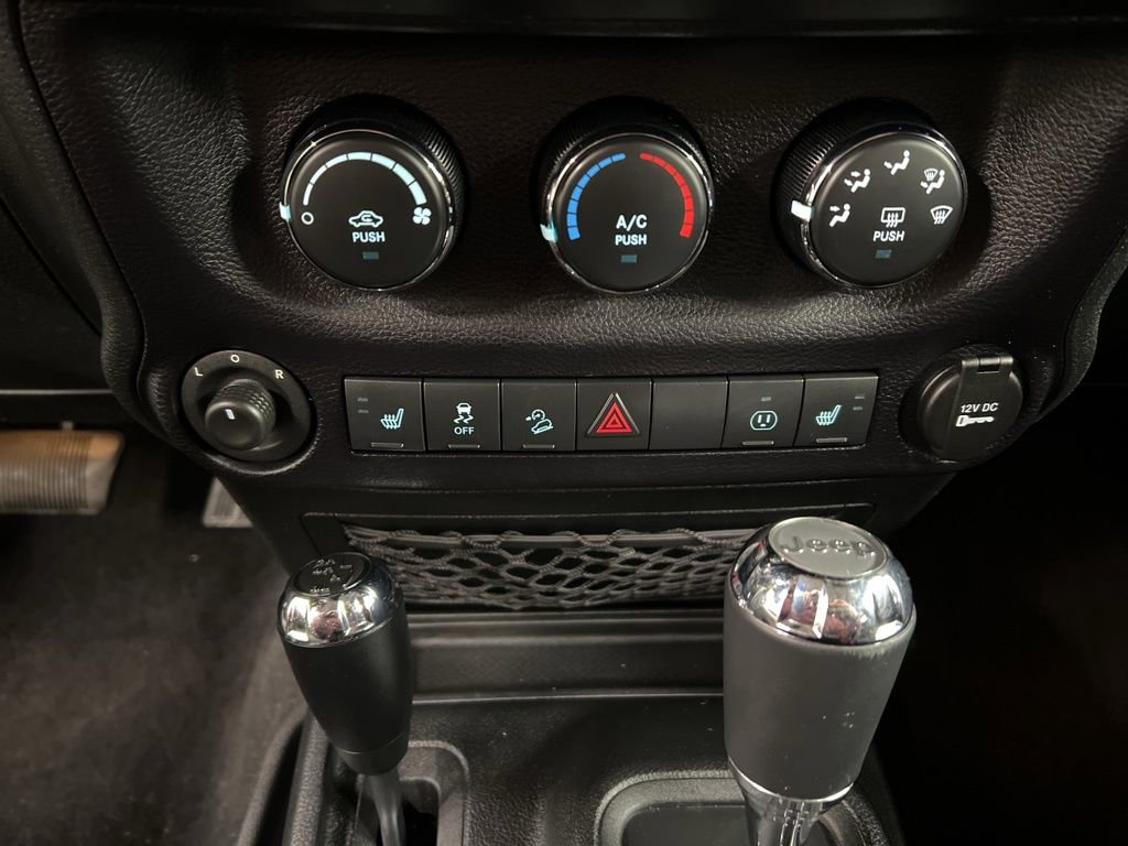 Used 2015 Jeep Wrangler Unlimited Sahara w/ Connectivity Group AWD/4WD image 11