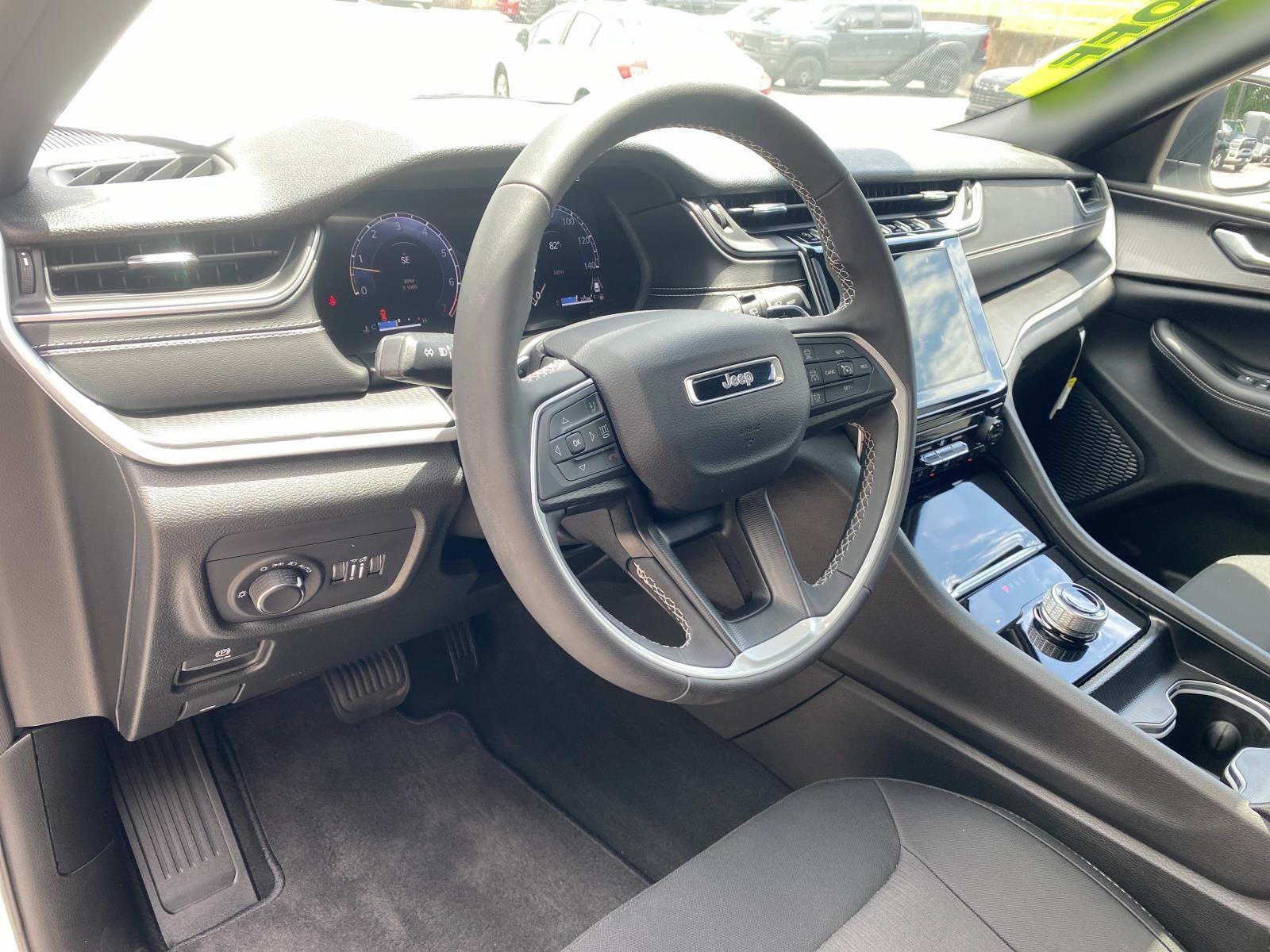 Used 2024 Jeep Grand Cherokee Laredo X RWD image 26