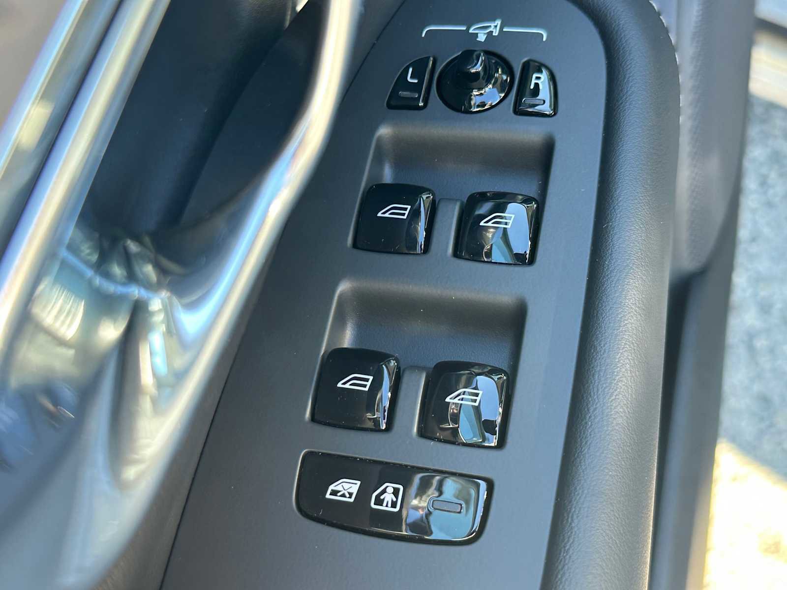 Certified 2025 Volvo XC90 B6 Ultra w/ Protection Package Premier image 22