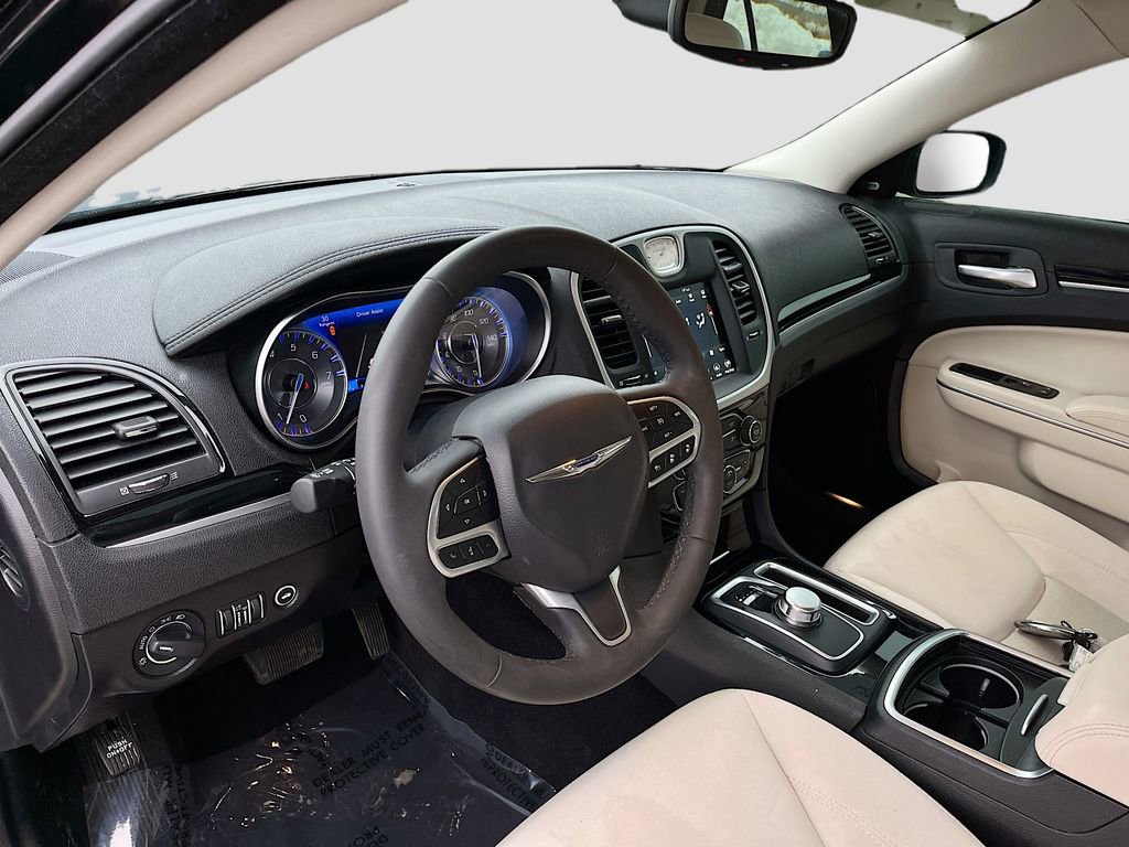 Used 2023 Chrysler 300 Touring w/ Safetytec Plus Group image 9