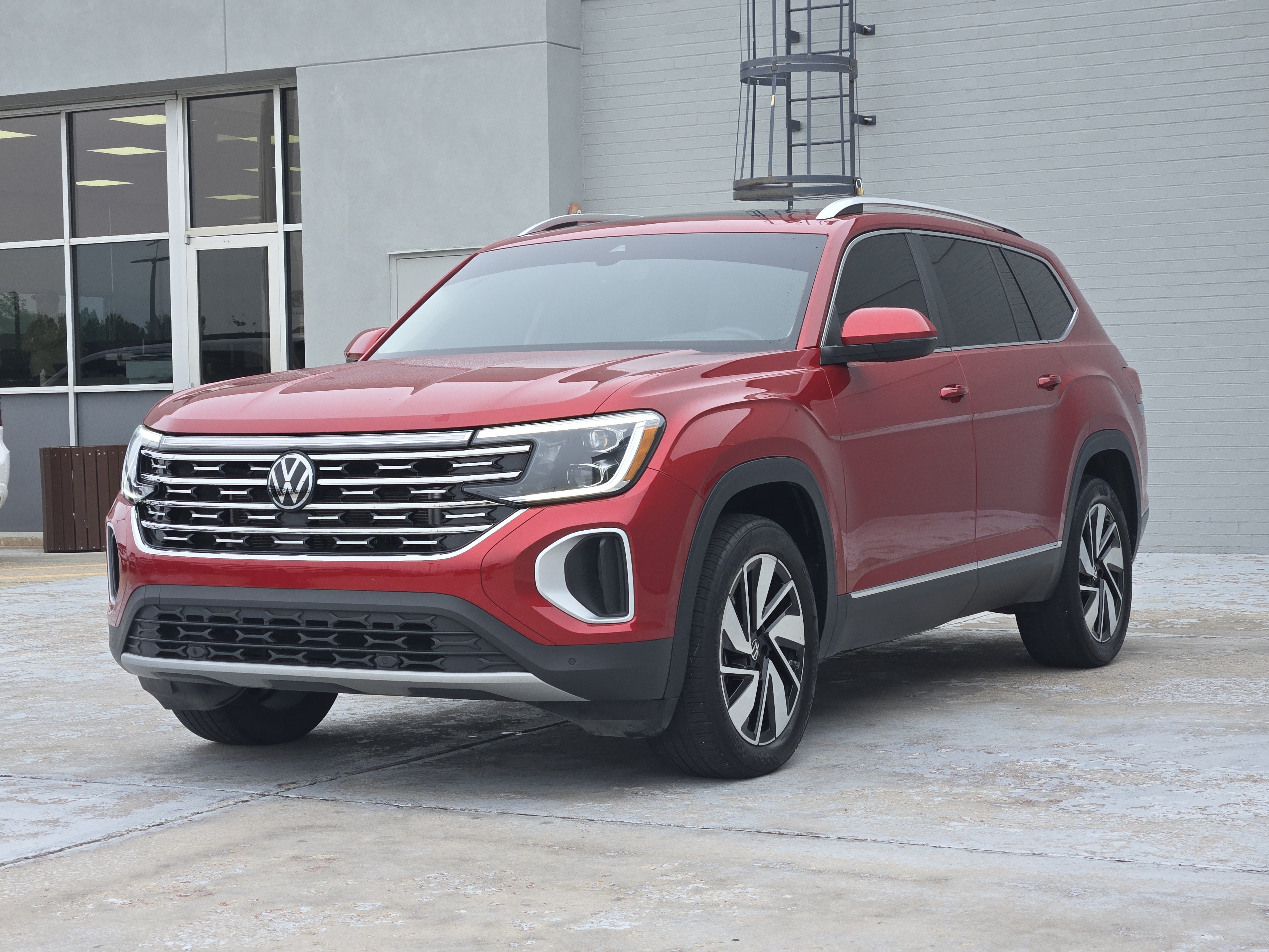 Used 2024 Volkswagen Atlas SEL AWD/4WD image 4