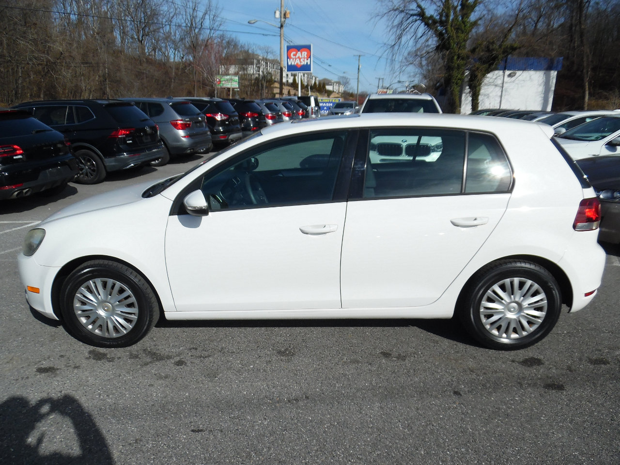 Used 2010 Volkswagen Golf 4-Door image 2