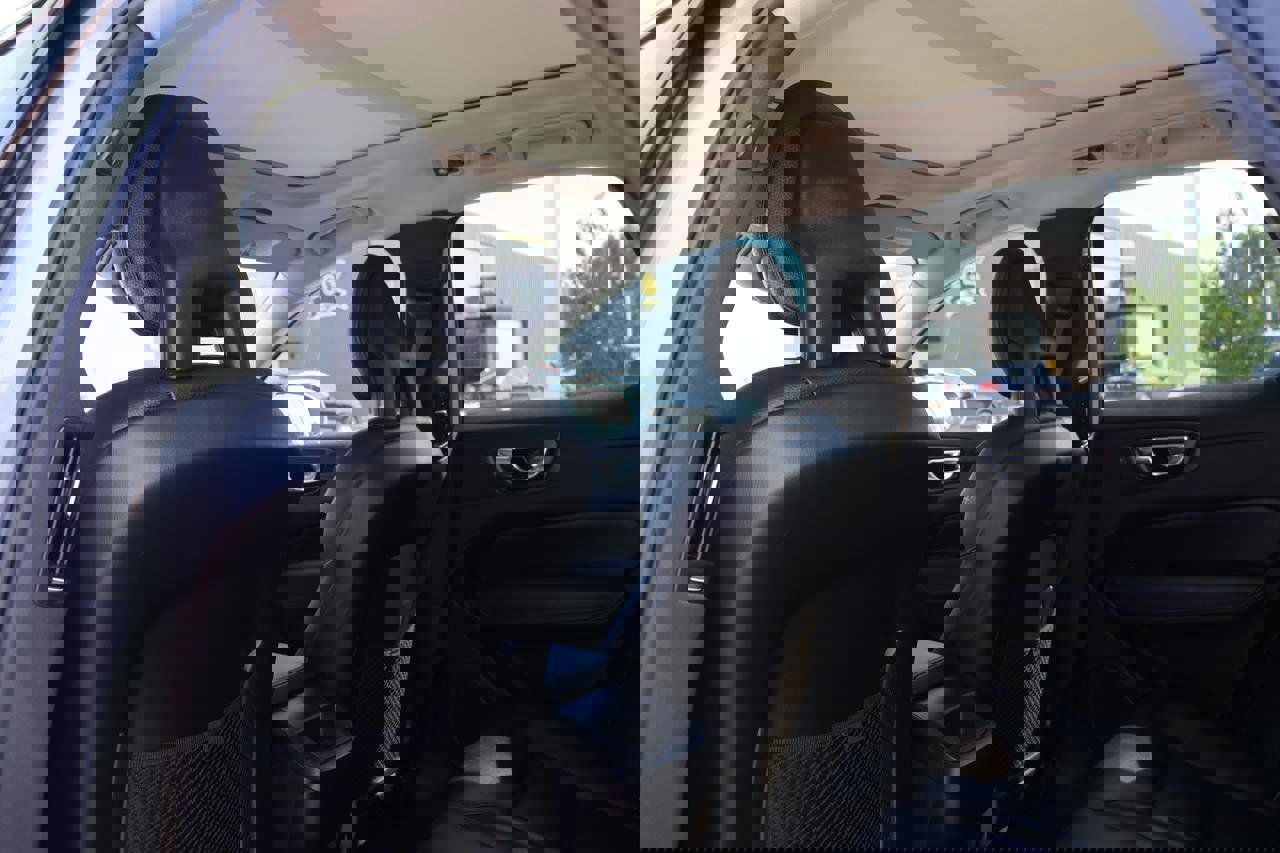 Used 2018 Volvo XC60 T5 Momentum w/ Convenience Package image 20