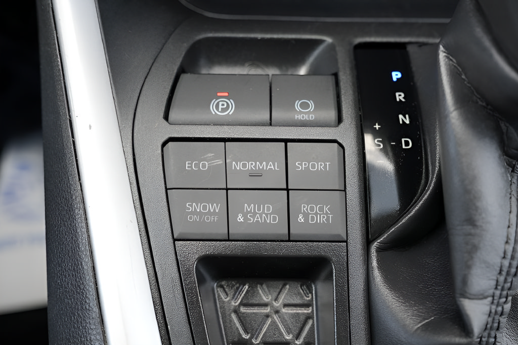 Used 2025 Toyota RAV4 LE AWD/4WD image 30