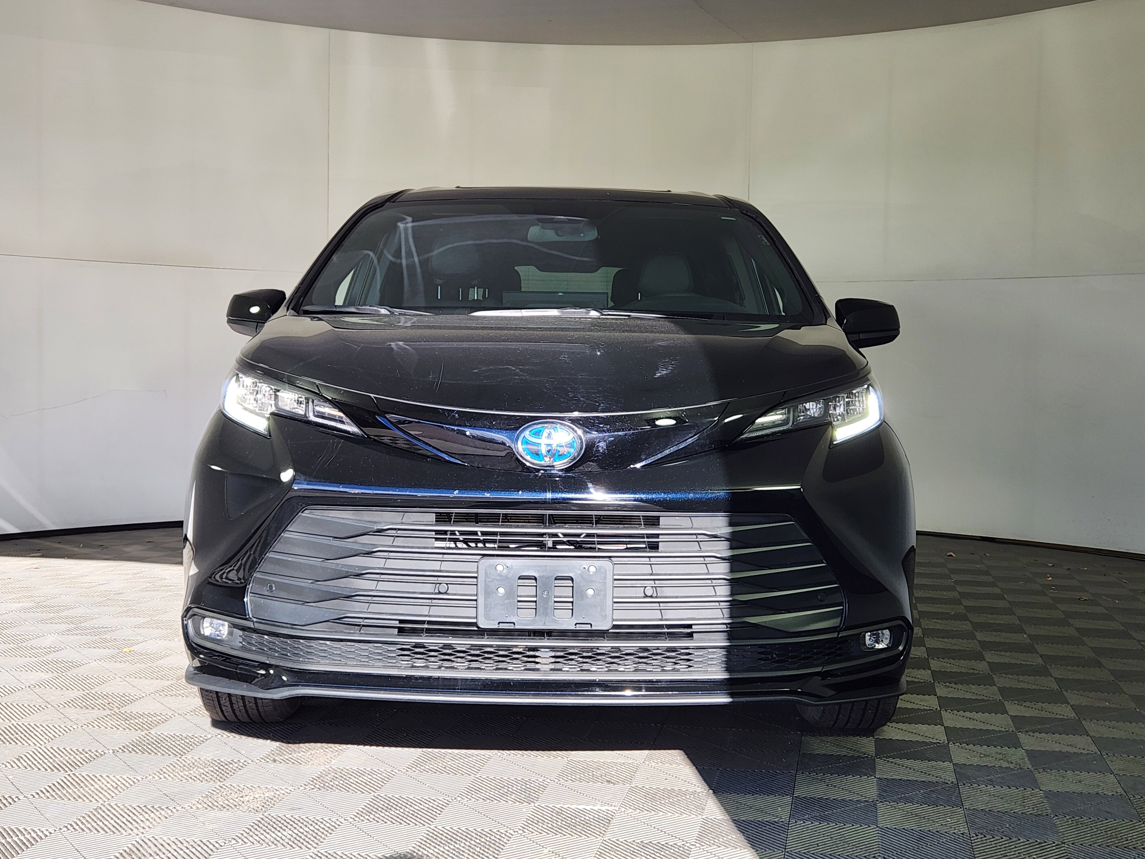 Used 2025 Toyota Sienna XLE Woodland Edition image 2