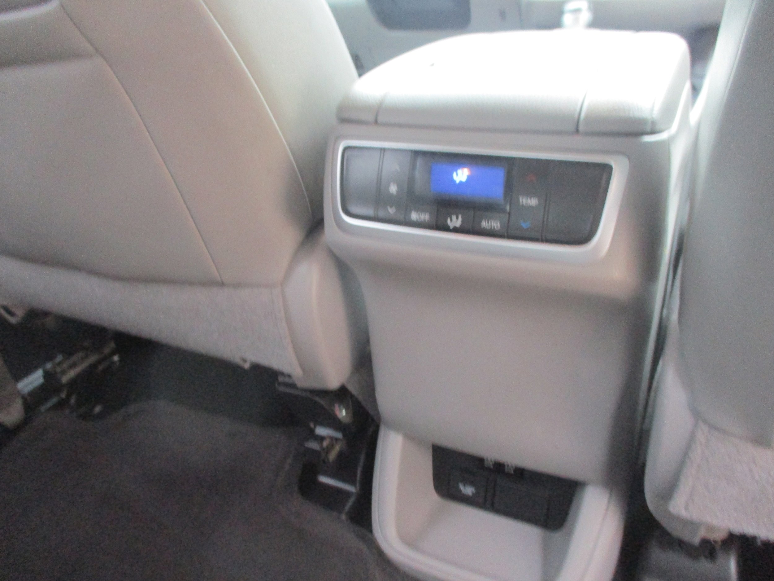 Used 2019 Toyota Highlander XLE FWD image 10