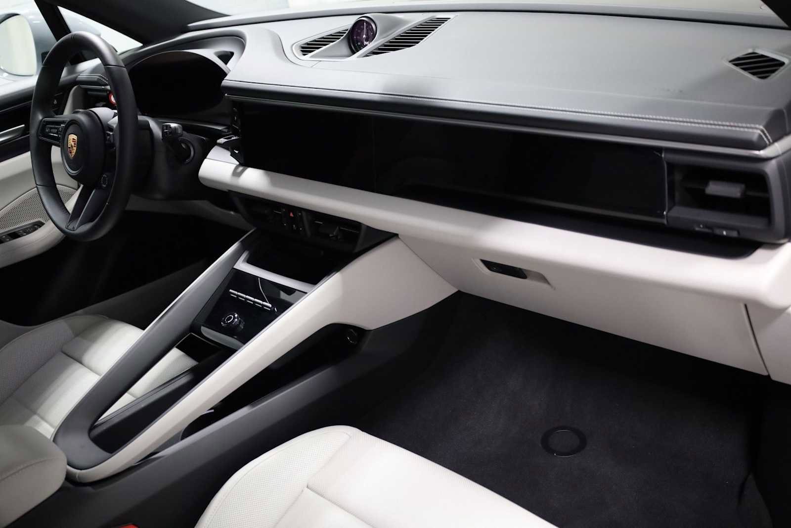 Certified 2025 Porsche Macan Electric image 6