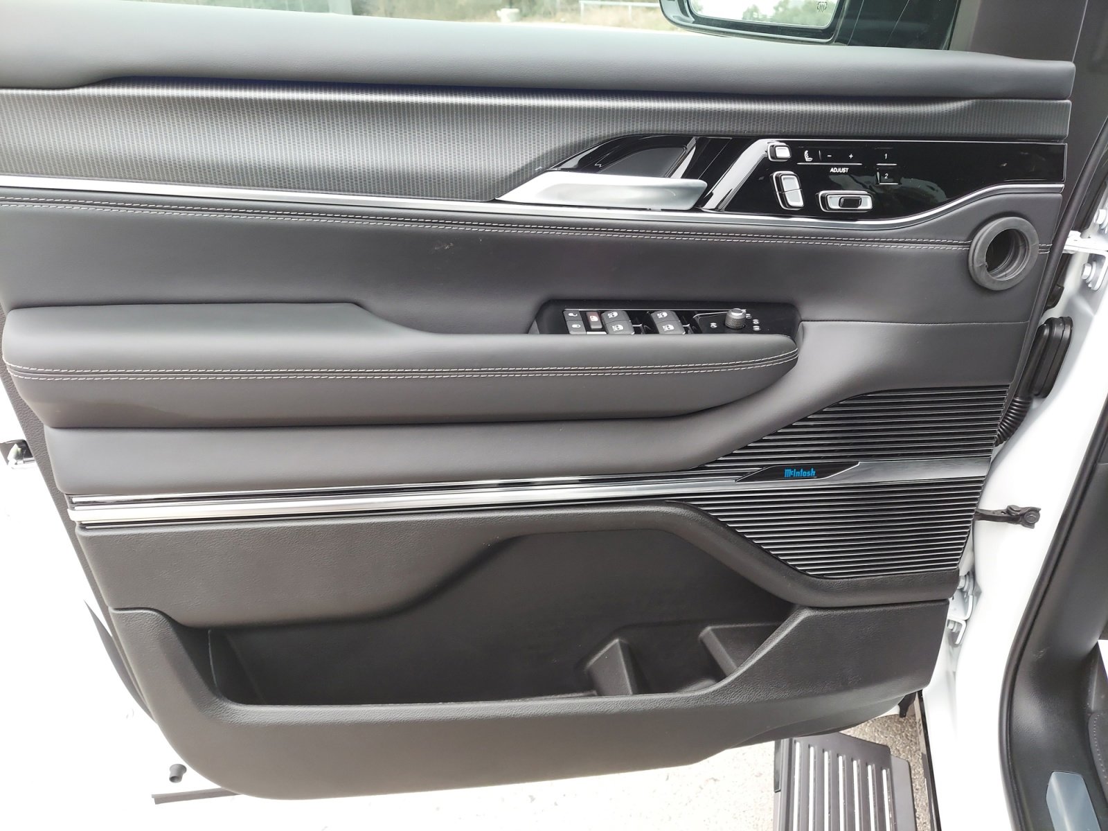 New 2026 Jeep Grand Wagoneer Summit image 30