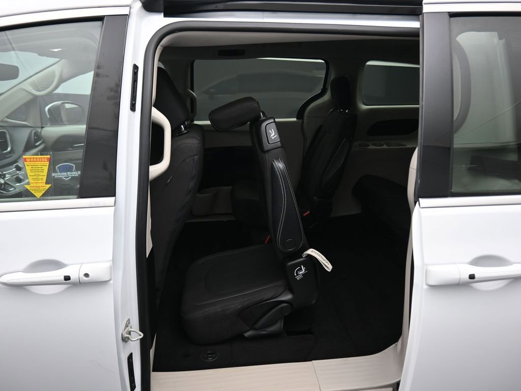 Used 2023 Chrysler Voyager LX image 39