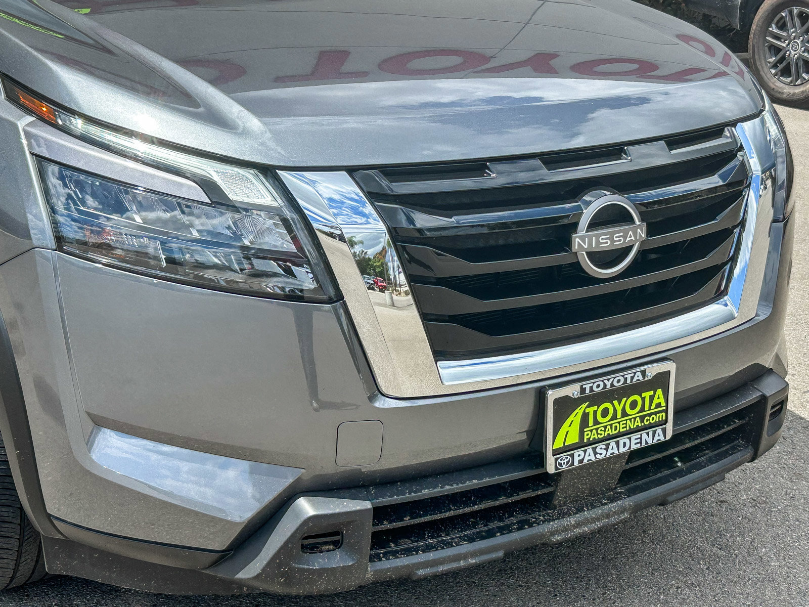 Used 2025 Nissan Pathfinder SV FWD image 5