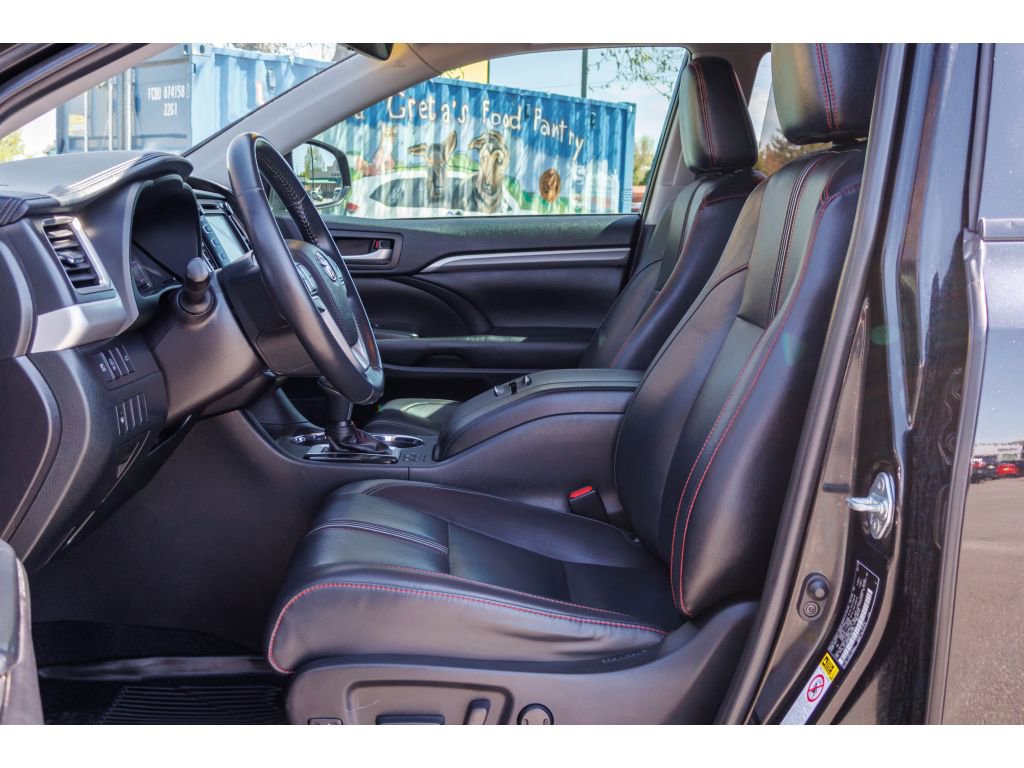 Used 2019 Toyota Highlander SE w/ Nightshade Edition AWD/4WD image 18