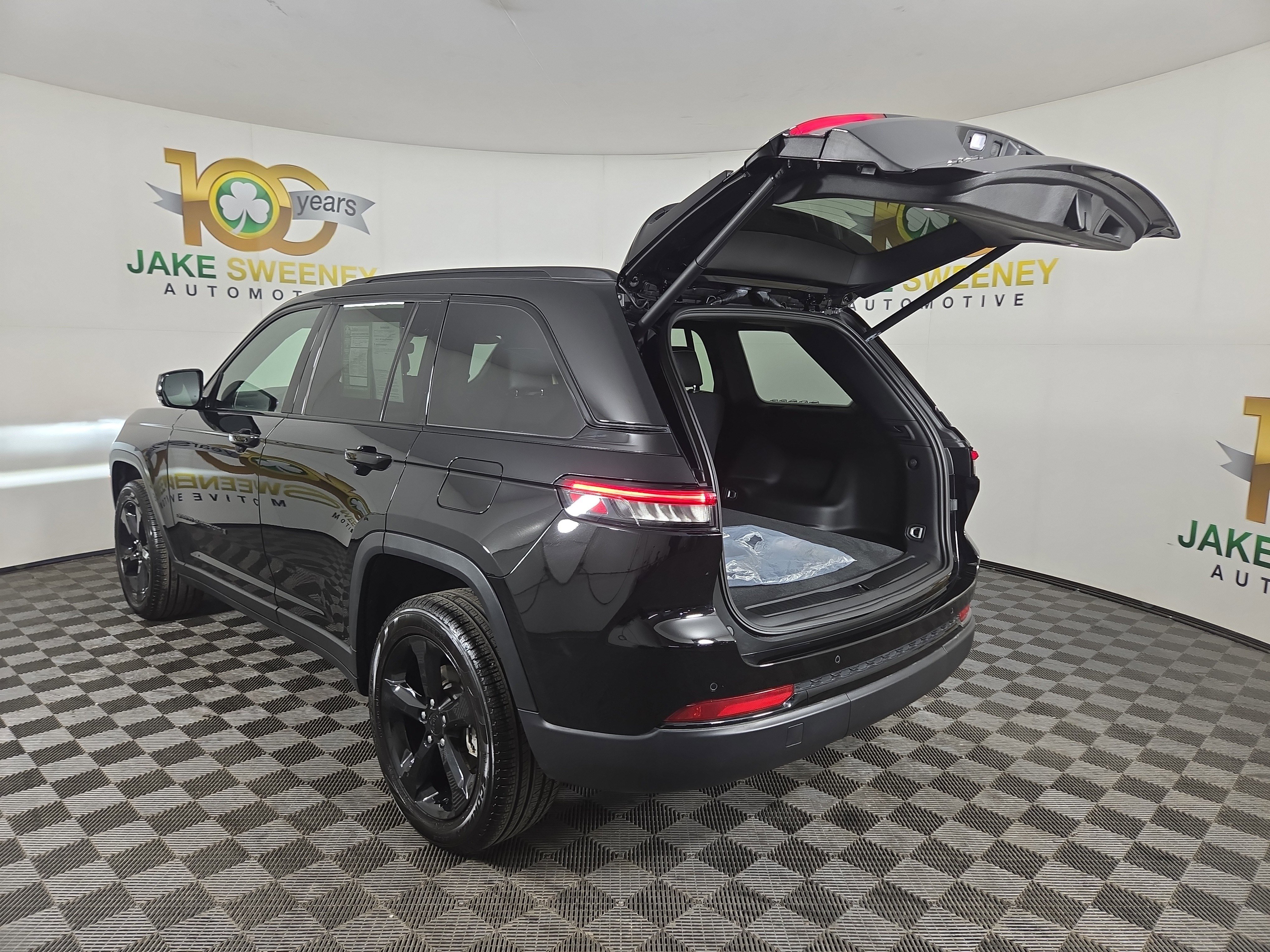 Used 2025 Jeep Grand Cherokee Limited w/ Black Appearance Package image 34