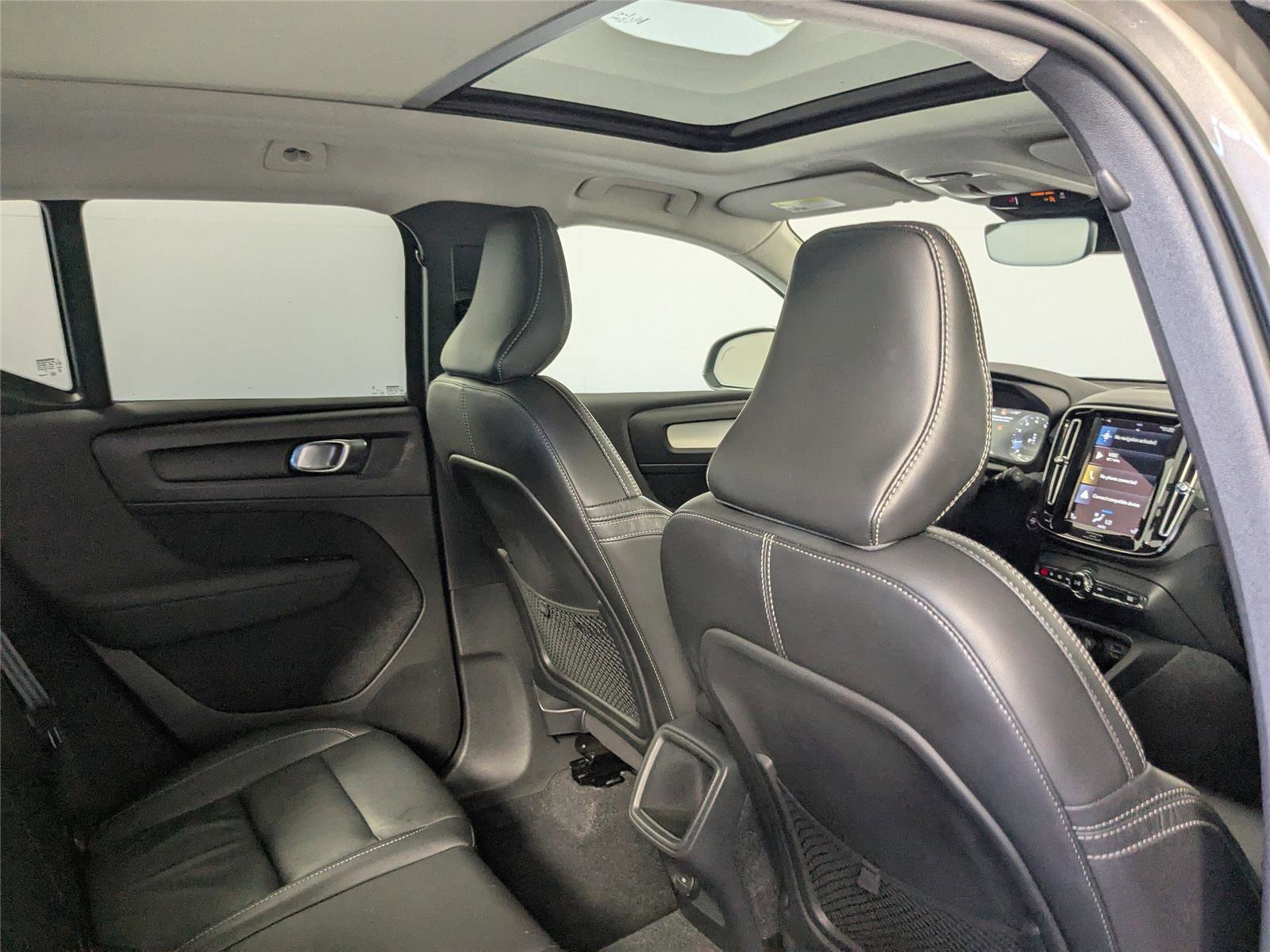 Used 2022 Volvo XC40 T5 Momentum image 26