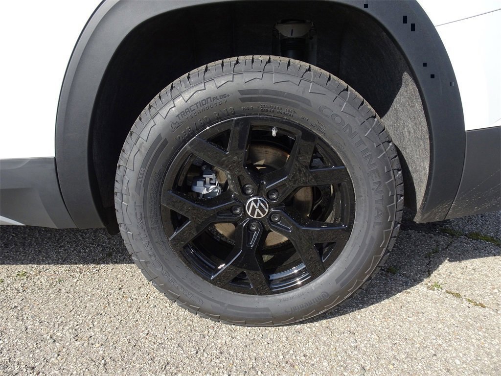 New 2025 Volkswagen Atlas Peak Edition SE image 3