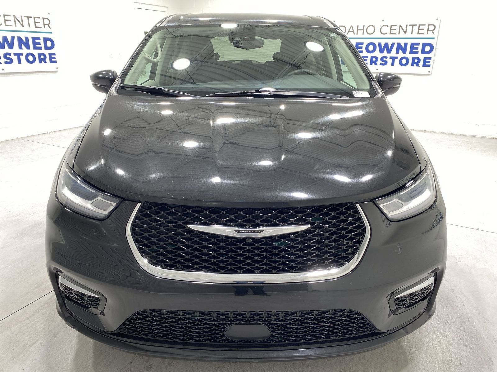 Used 2023 Chrysler Pacifica Touring-L FWD image 3