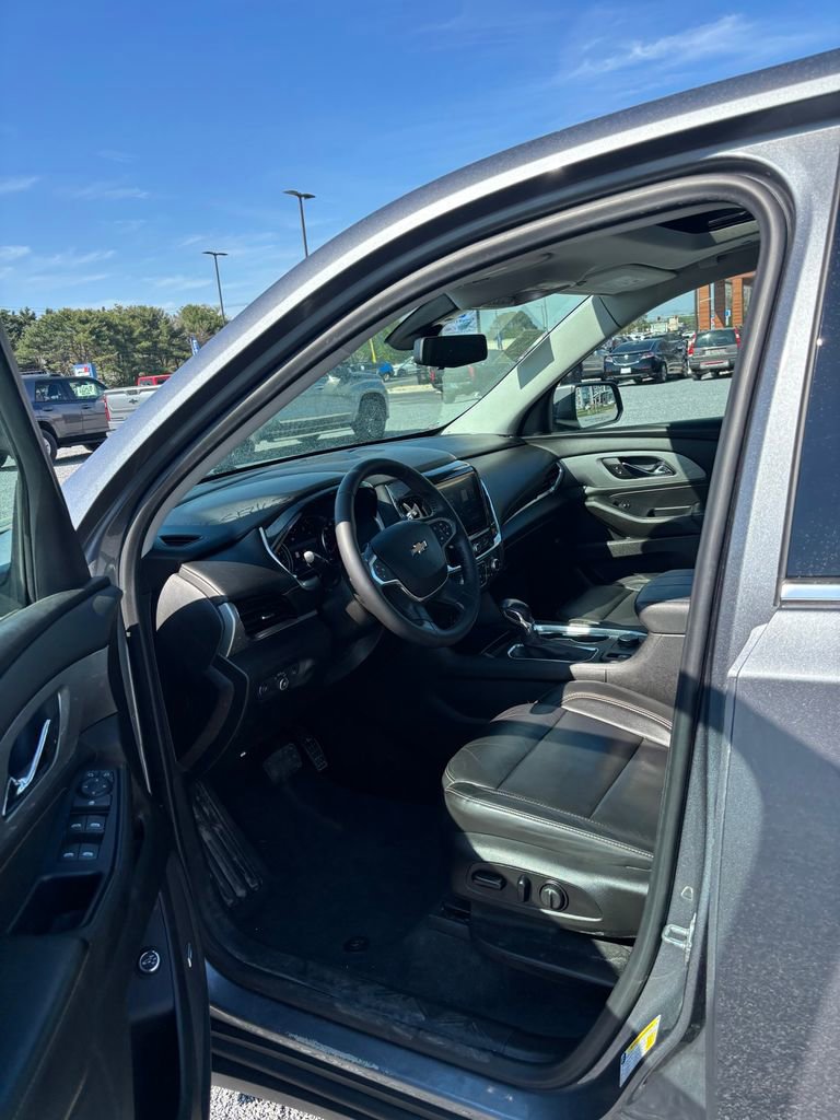 Used 2021 Chevrolet Traverse LT w/ LT Premium Package image 12