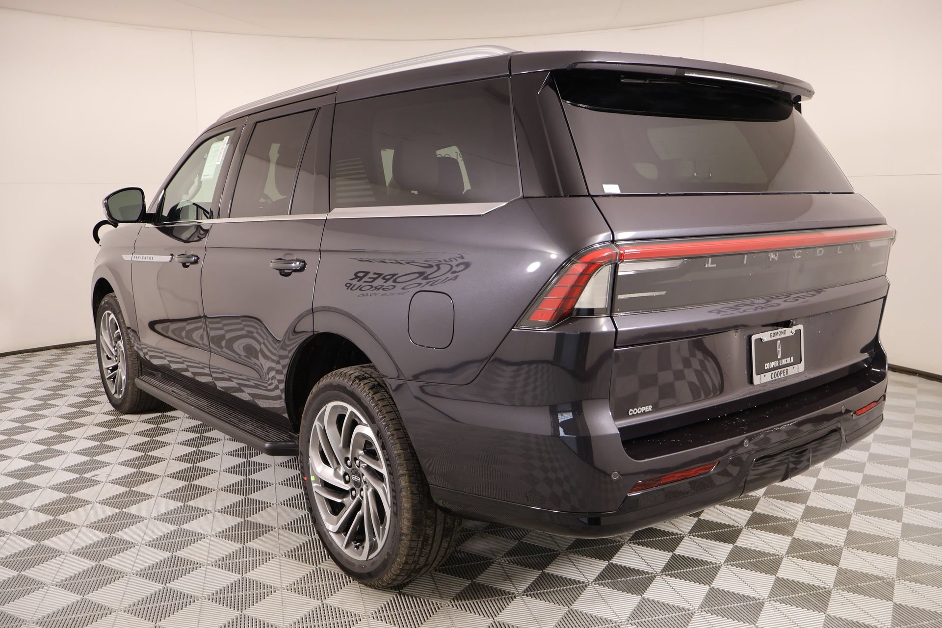 New 2026 Lincoln Navigator Premiere AWD/4WD image 24