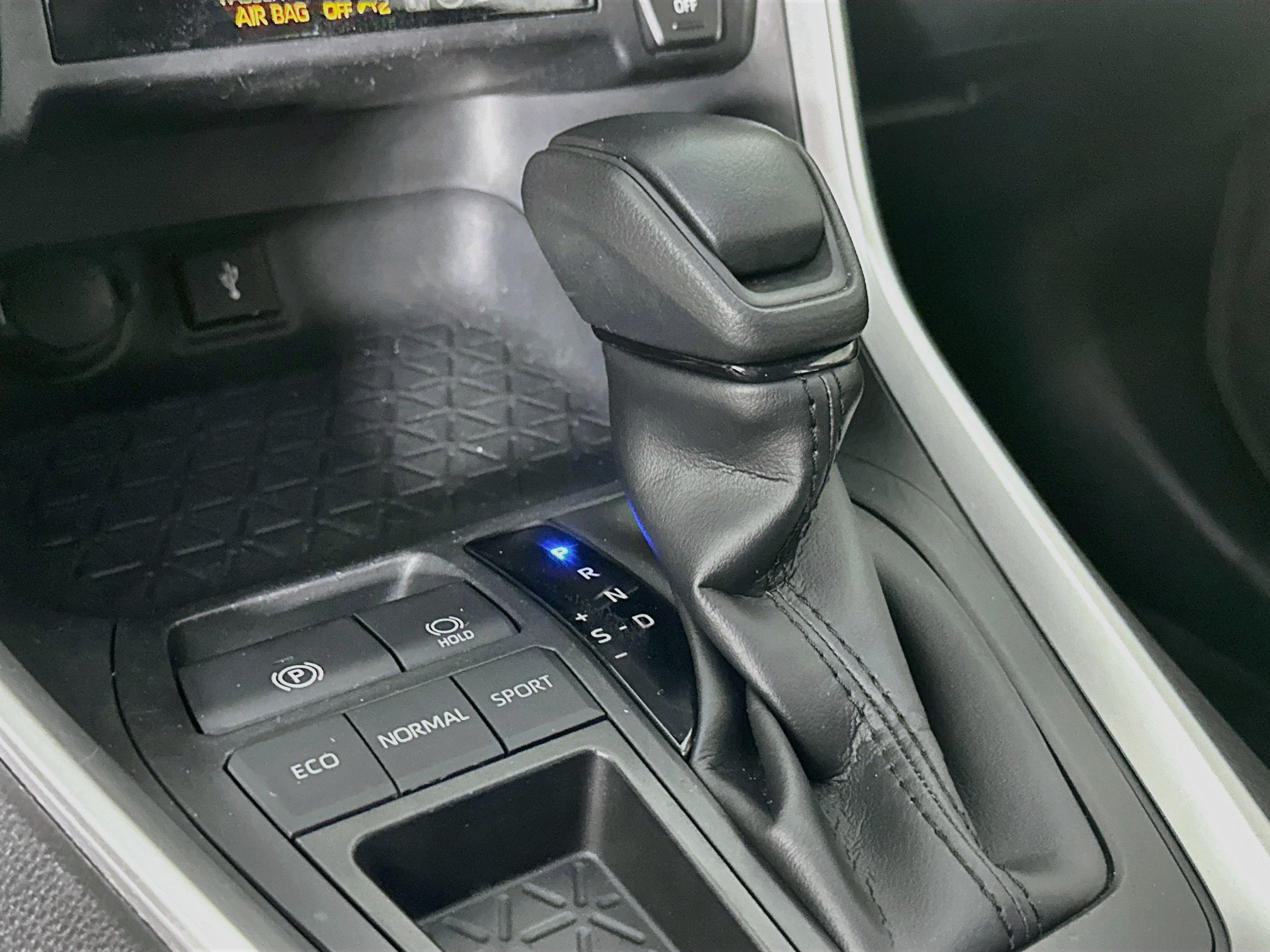 Used 2020 Toyota RAV4 XLE w/ Convenience Package FWD image 25