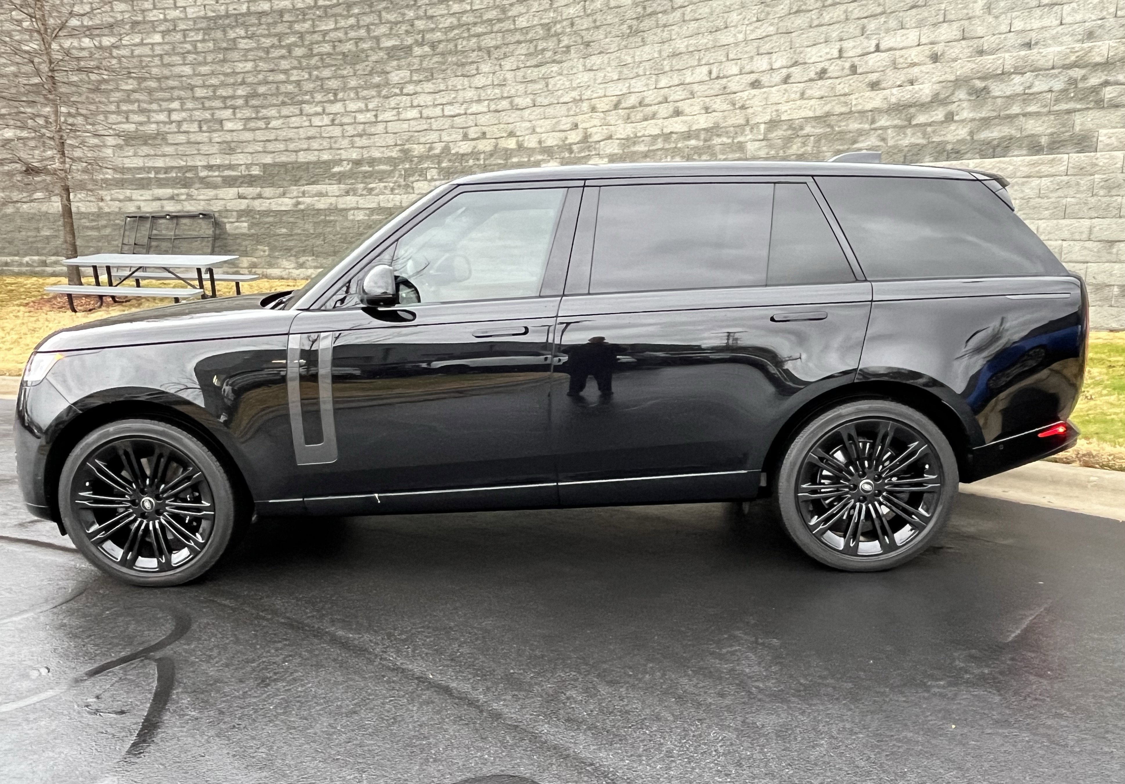 Used 2025 Land Rover Range Rover Long Wheelbase SE image 4