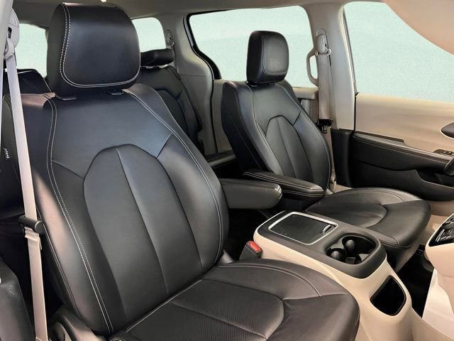Used 2024 Chrysler Pacifica Touring-L image 14