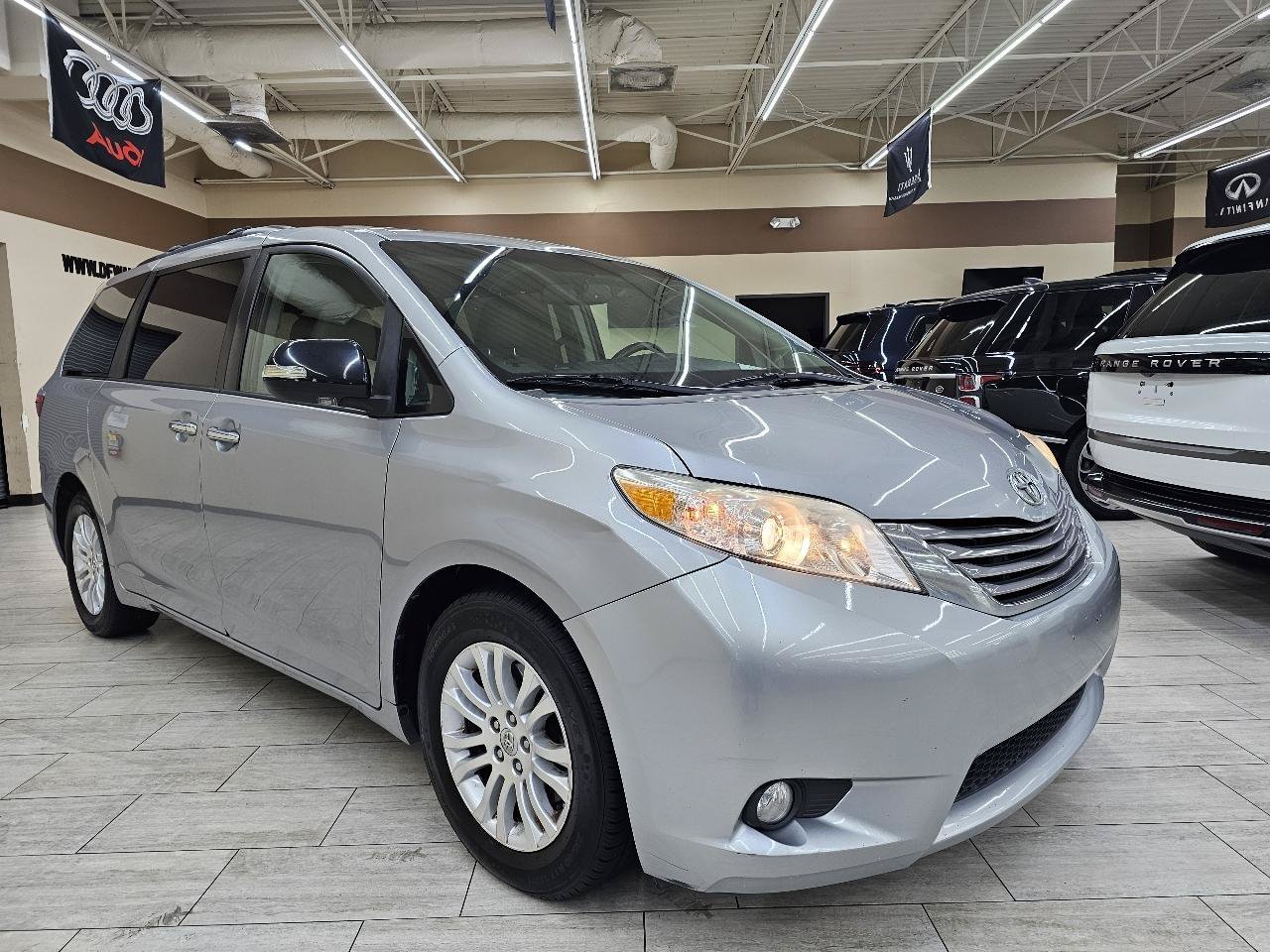Used 2015 Toyota Sienna XLE w/ XLE Navigation Package FWD image 4