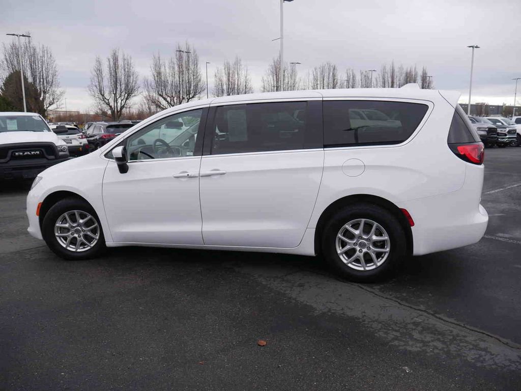 Used 2020 Chrysler Voyager LX image 15