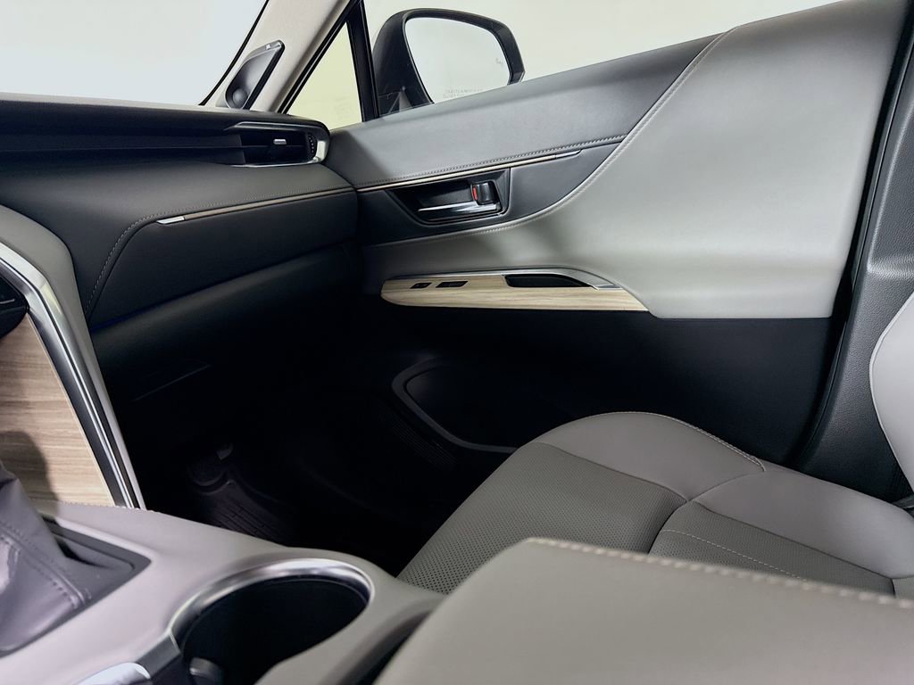 Used 2024 Toyota Venza Limited image 21