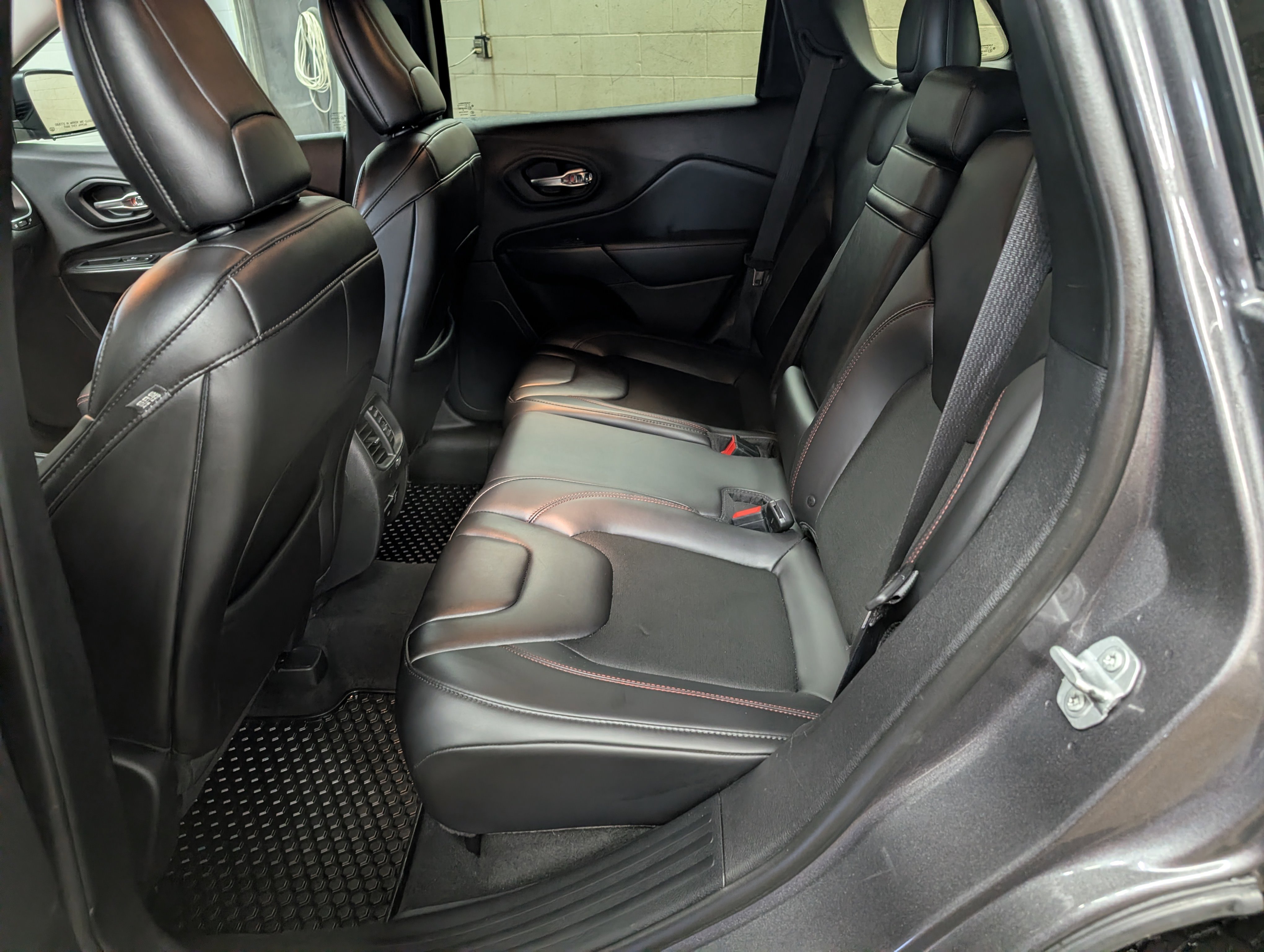 Used 2019 Jeep Cherokee Trailhawk w/ Comfort/Convenience Group image 18