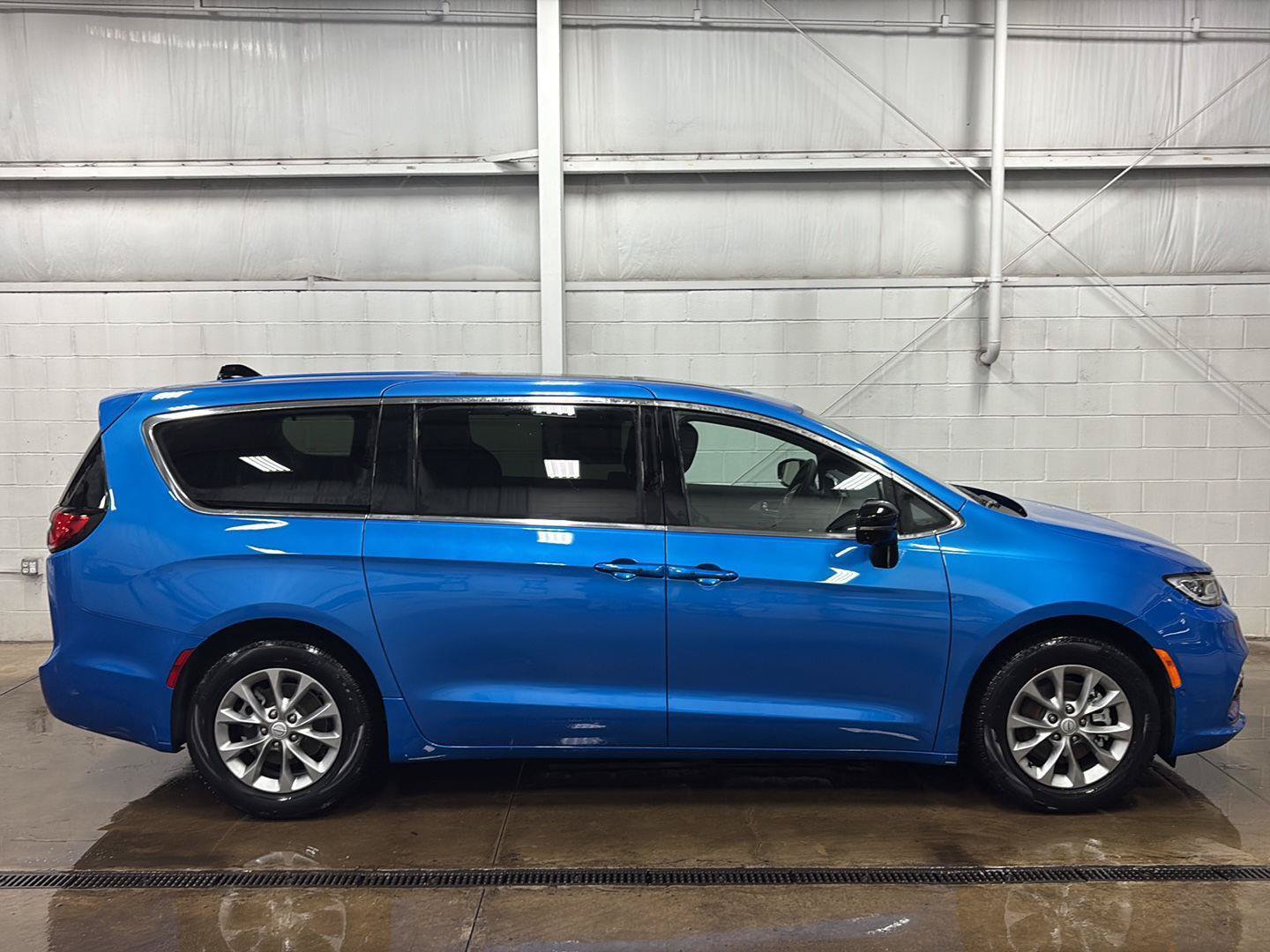 New 2026 Chrysler Pacifica Limited w/ Uconnect Theater Family Group FWD image 46