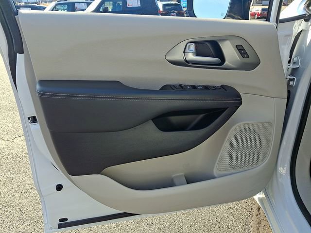 Used 2024 Chrysler Pacifica Touring-L image 12