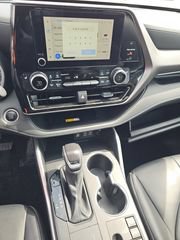 Used 2024 Toyota Highlander XLE FWD image 16