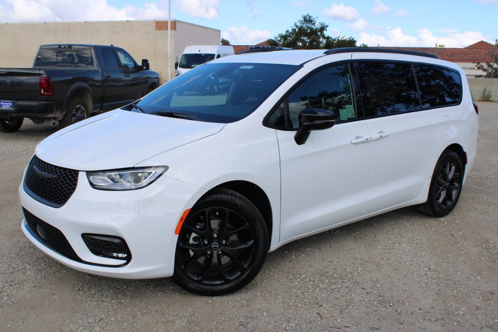 New 2026 Chrysler Pacifica Select w/ S Appearance Package