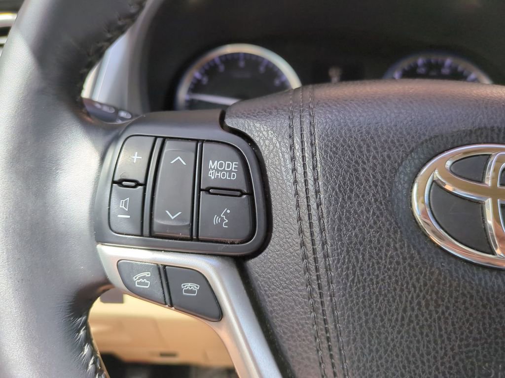 Used 2015 Toyota Highlander Limited w/ Driver Technology Package image 34